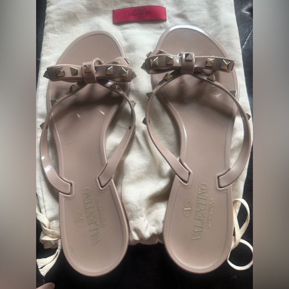 Excellent condition Valentino Rockstud Slippers. 100% authentic.
